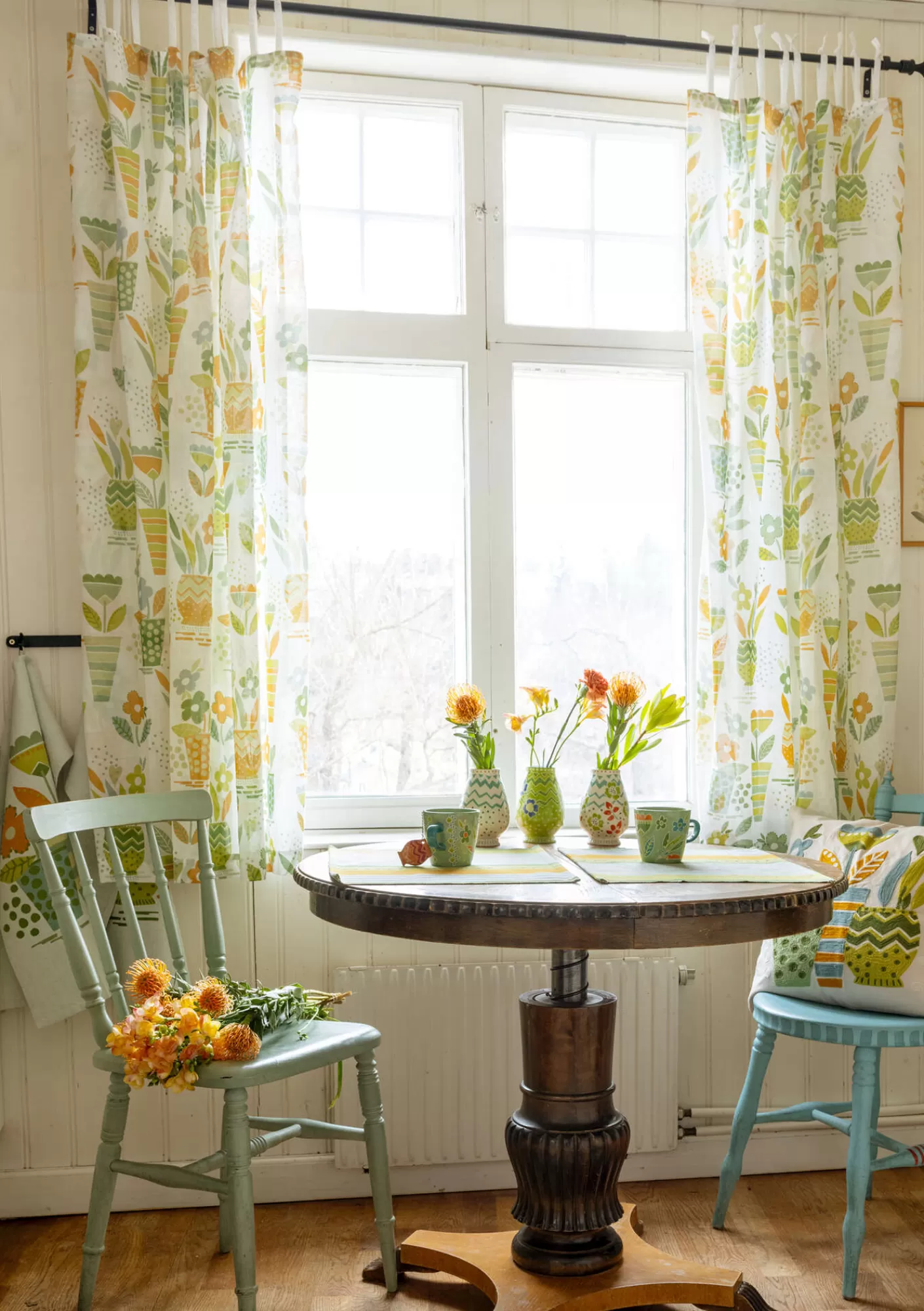 Gudrun Sjödén Lyhyt verho "Flower pots" ekopuuvillaa- Verhot